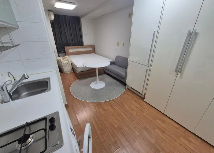 2409#spaciousstudio #5mintoyeoksam #airportlimousine #easysubwayaccess #gangnambusinesshub アパート
